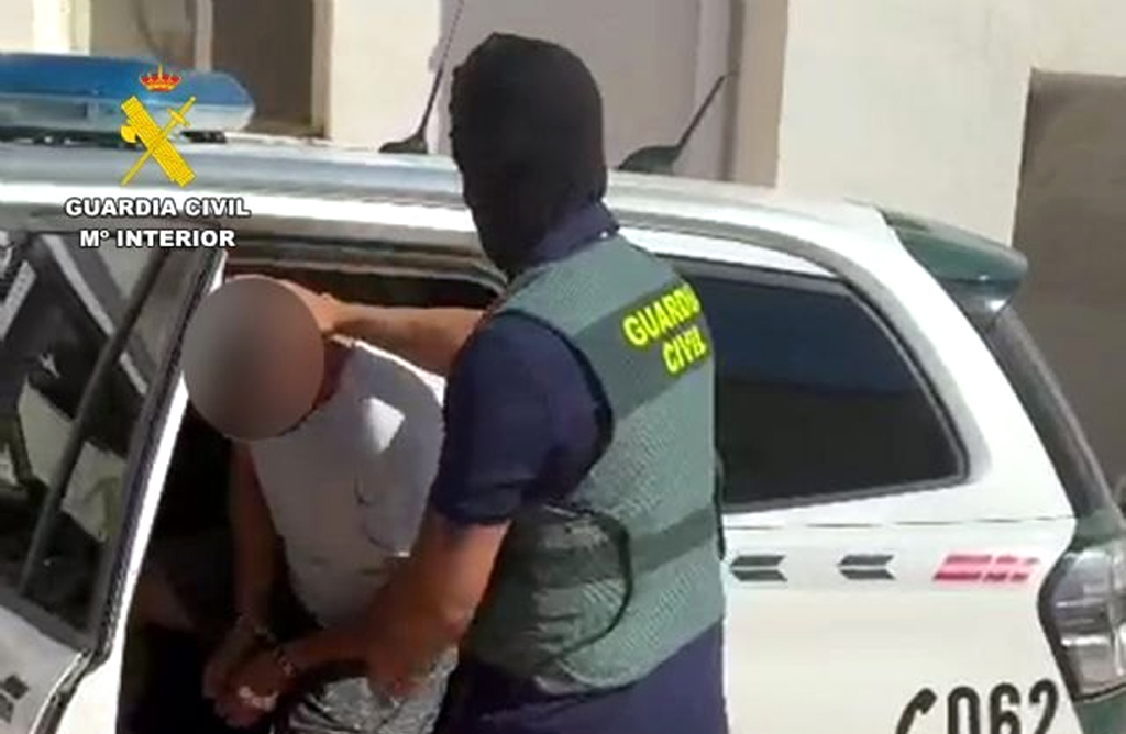 La Guardia Civil detiene al presunto autor de una docena de robos en fincas y viviendas de Totana